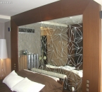 Hotel Wentzl - obudowa łóżka - lustro z wzorami piaskowanymi