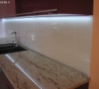 Lacobel w kuchni z podświetleniem ledowym