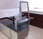 Zestaw łazienkowy: szafka ze stali niedzewnej i szkła antissol, umywalka szklana, lustro regulowane